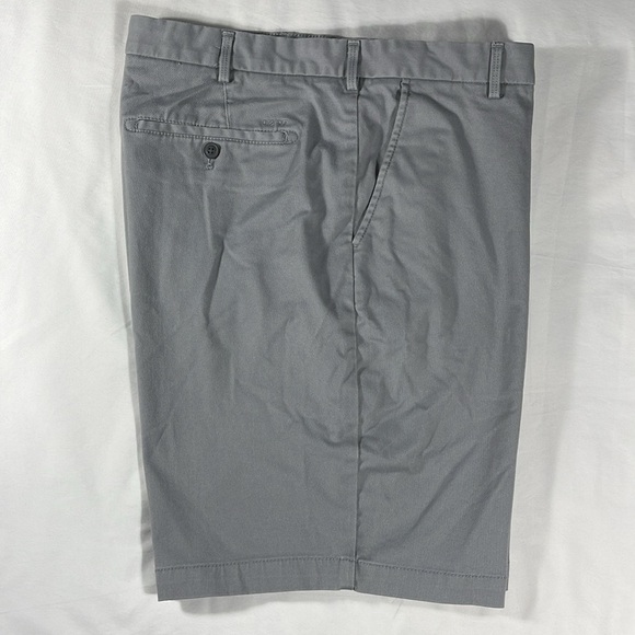 Izod mens grey basic flat front 9" inseam chino shorts - size 38 - Picture 9 of 11
